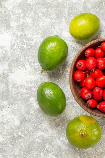 Bovenaanzicht rood fruit met citroen op witte achtergrond