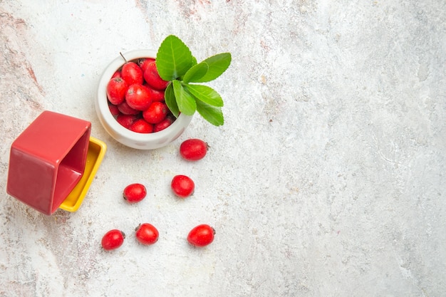 Bovenaanzicht rood fruit op witte tafel bes rood fruit