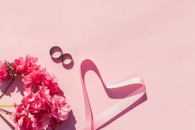 Bovenaanzicht roze decoratie met bruiloft artikelen
