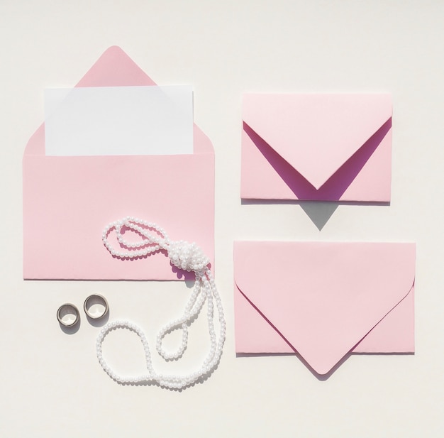 Bovenaanzicht roze enveloppen voor bruiloft uitnodigingen
