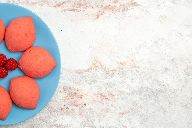 Bovenaanzicht roze peperkoek in plaat op lichte witte achtergrond cakekoekje zoete taart suiker cookie