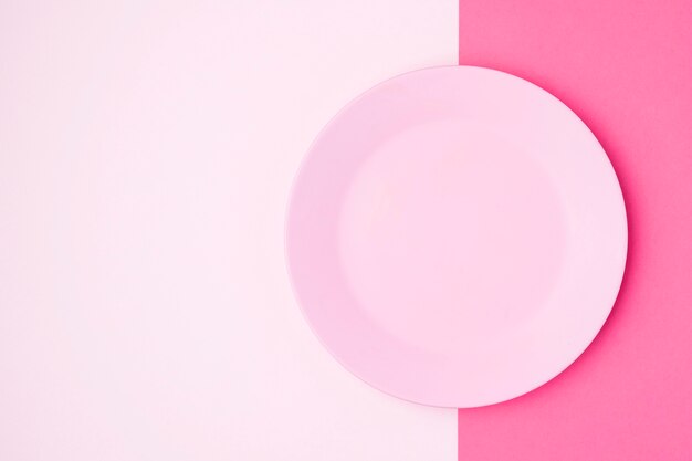 Bovenaanzicht roze plaat op tafel