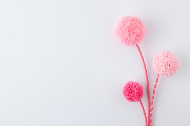 Bovenaanzicht roze pom poms arrangement