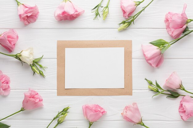 Bovenaanzicht roze rozen arrangement met frame