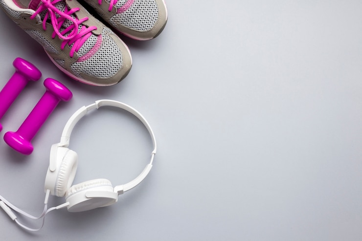 Gratis Foto bovenaanzicht roze sport attributen met koptelefoon