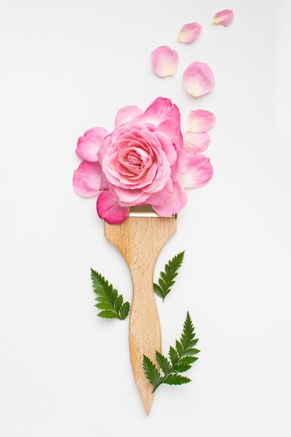 Gratis foto bovenaanzicht rozen bloemen en schilderij penseel