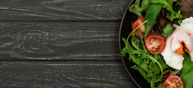 Bovenaanzicht salade met gebakken ei en kopie-ruimte