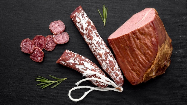 Bovenaanzicht salami en filet vlees
