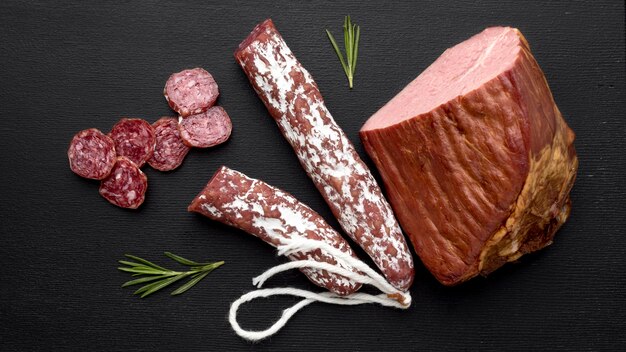 Bovenaanzicht salami en filet vlees