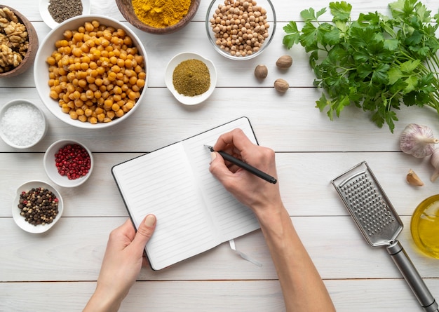 Gratis foto bovenaanzicht samenstelling van heerlijk eten en ingrediënten