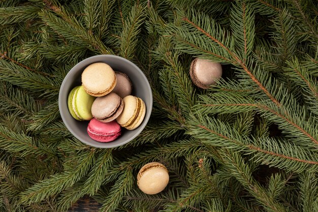 Bovenaanzicht schaal met macarons