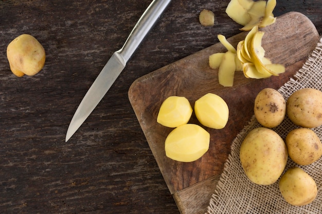 Bovenaanzicht schil aardappelen arrangement