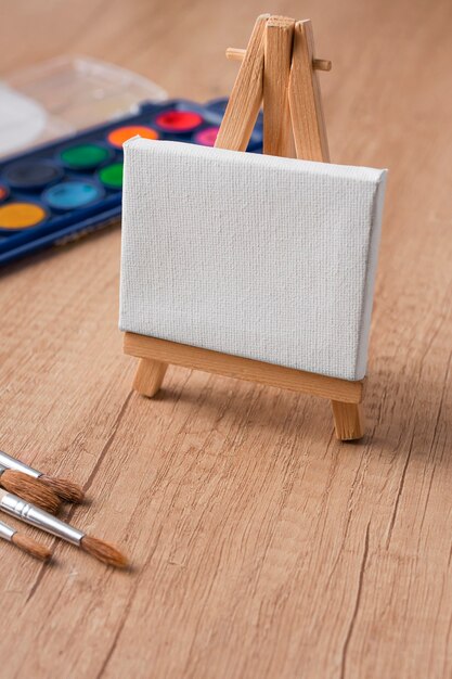 Bovenaanzicht schilderij penselen en canvas