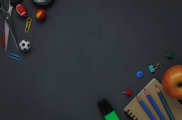 bovenaanzicht schoolelementen op krijtbord