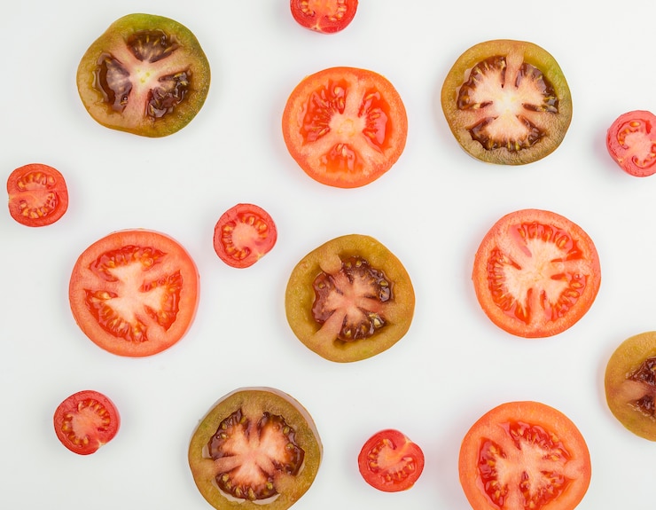 Gratis Foto bovenaanzicht selectie van biologische tomaten op tafel