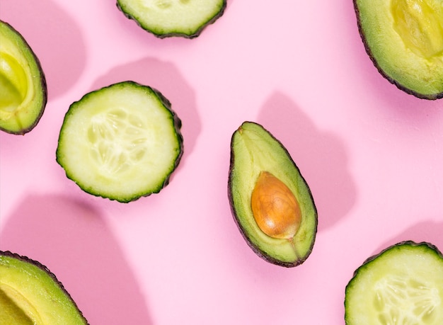 Bovenaanzicht selectie van plakjes avocado en komkommer