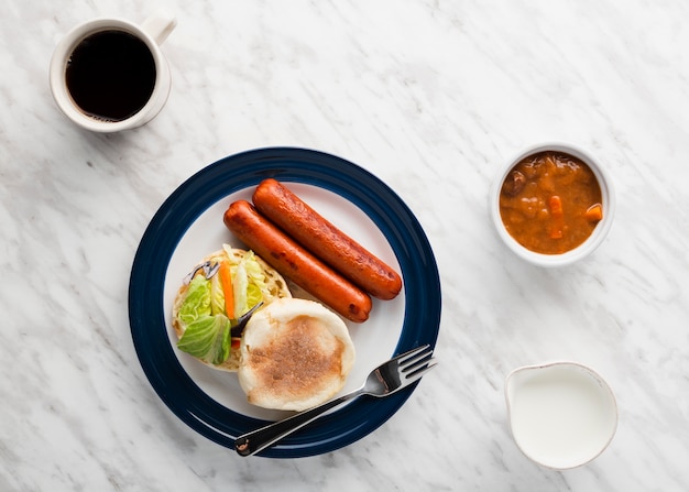 Gratis foto bovenaanzicht set ontbijt sandwich naast worstjes