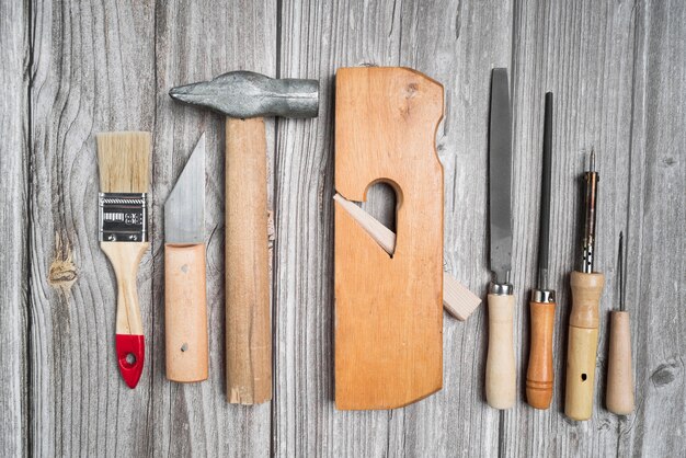 Bovenaanzicht set tools op houten tafel