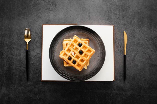 Bovenaanzicht set van twee wafels met gouden bestek