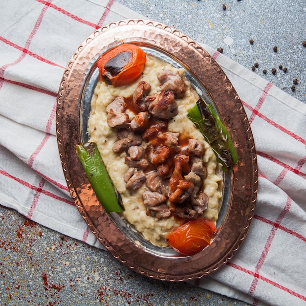 Bovenaanzicht shish kebab onder lavash met tomaat en papier