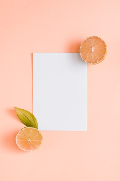 Bovenaanzicht sinaasappelen met papier