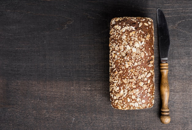 Bovenaanzicht smaakvol brood en mes