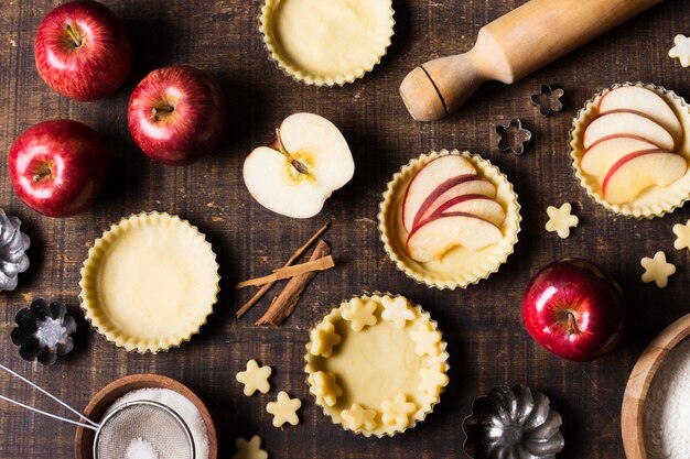 Bovenaanzicht smakelijk appeldessert op tafel