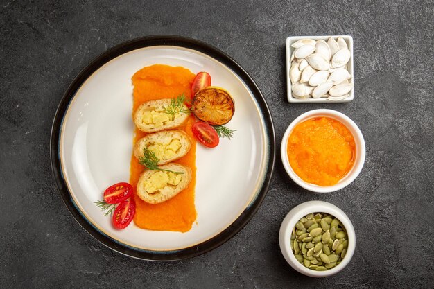 Bovenaanzicht smakelijke aardappeltaarten met pompoen op de grijze achtergrond bak oven kleur schotel taart taart