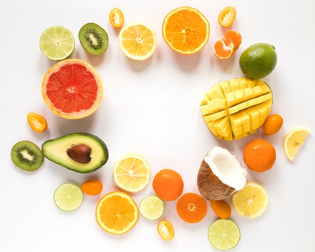 Bovenaanzicht smakelijke ananas met oranje avocado op tafel