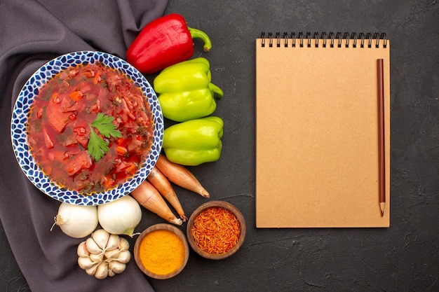 Gratis foto bovenaanzicht smakelijke borsch oekraïense bietensoep met verse groenten op de donkere ruimte