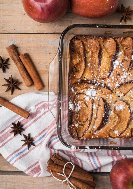 Bovenaanzicht smakelijke cake met suiker