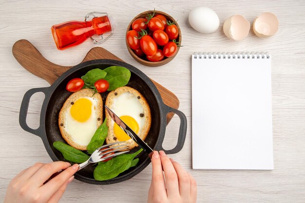 Bovenaanzicht smakelijke ei toast eten door vrouw op witte achtergrond voedsel salade schotel brood kleur maaltijd lunch ontbijt
