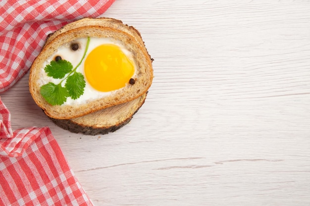 Bovenaanzicht smakelijke ei toast op lichte achtergrond ontbijt salade eten foto ochtend maaltijd kleur lunch vrije ruimte