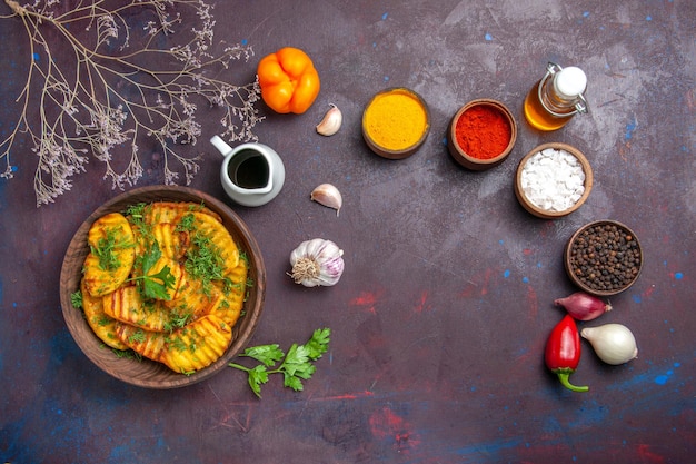 Bovenaanzicht smakelijke gekookte aardappelen heerlijke maaltijd met greens op donkere bureau aardappel dinerschotel kookmaaltijd