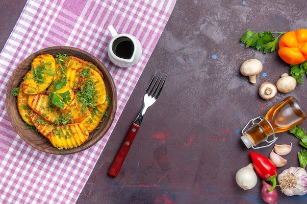 Bovenaanzicht smakelijke gekookte aardappelen heerlijke schotel met groenten op het donkere oppervlak aardappel diner schotel koken maaltijd