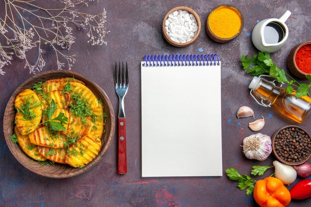 Bovenaanzicht smakelijke gekookte aardappelen met greens op donkere bureau aardappel diner schotel cips koken maaltijd