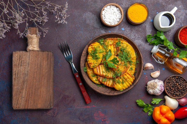 Bovenaanzicht smakelijke gekookte aardappelen met groen op het donkere oppervlak aardappel diner gerecht koken maaltijd