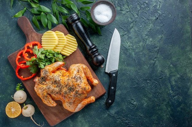 Bovenaanzicht smakelijke gekookte kip gekruid met aardappelen op donkere achtergrond vleeskleur schotel barbecue diner eten restaurant