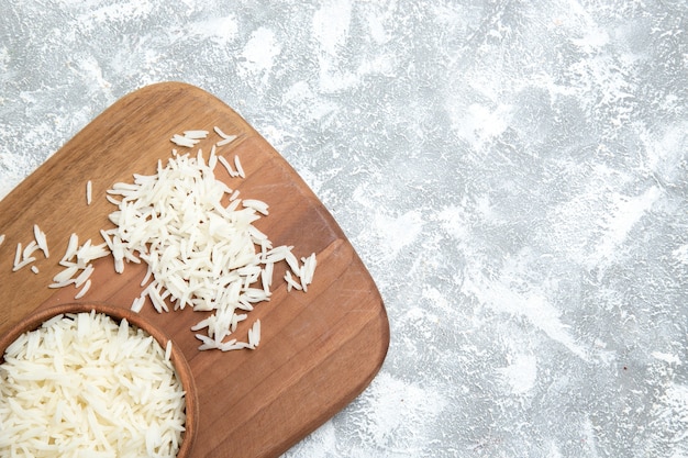 Gratis foto bovenaanzicht smakelijke gekookte rijst in bruine plaat op wit bureau