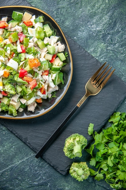 bovenaanzicht smakelijke groentesalade binnen plaat met vork op donkere achtergrond restaurant maaltijd kleur gezondheid dieet verse keuken lunch