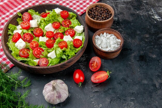 Bovenaanzicht smakelijke groentesalade met gesneden kaastomaten en kruiderijen op grijze achtergrondkleur voedsel maaltijd dieet lunch gezondheid