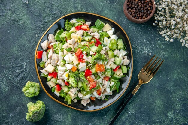 bovenaanzicht smakelijke groentesalade met kaas op donkerblauwe achtergrond maaltijd kleur gezondheid lunch vers dieet restaurant eten