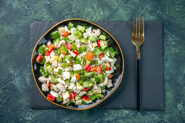bovenaanzicht smakelijke groentesalade met kaas op donkere achtergrond restaurant maaltijd kleur gezondheid dieet voedsel verse keuken lunch