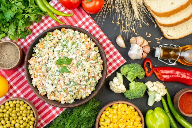 Bovenaanzicht smakelijke groentesalade met kruiden en groenten op donkere achtergrond salade gezondheid vlees rijpe kleur maaltijd vakantie