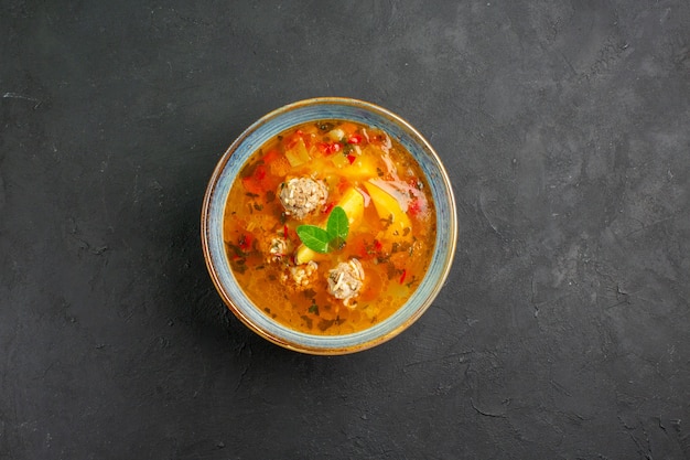 Bovenaanzicht smakelijke groentesoep met vlees en aardappelen op donkere tafel schotel plaat maaltijd eten