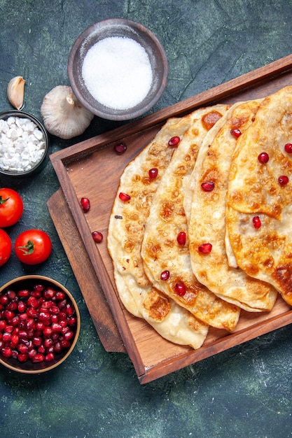 Bovenaanzicht smakelijke gutabs dunne hotcakes met vlees binnen bureau op donkere achtergrond deeg oven taart gebak cake maaltijd hotcake