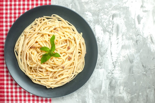 Bovenaanzicht smakelijke Italiaanse pasta op witte achtergrond