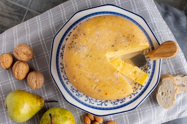 Bovenaanzicht smakelijke kaas met walnoten