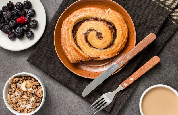 Bovenaanzicht smakelijke kaneel roll op tafel