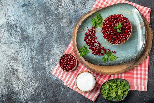 Bovenaanzicht smakelijke kipsalade met granaatappels op grijze achtergrond brood eten gezondheid maaltijd salade dieet vakantie fruit